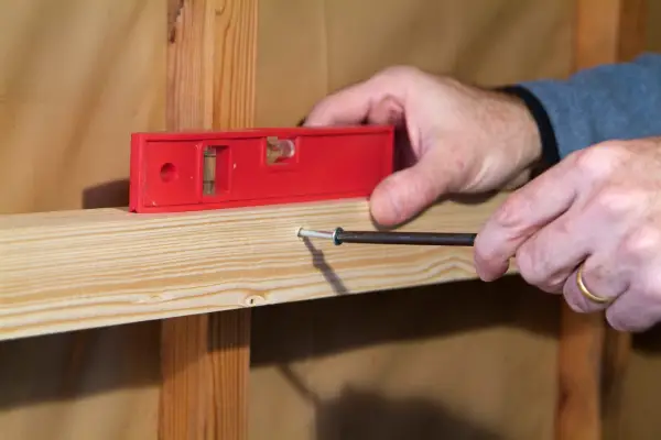 How to make a garden shed tool rack - using a spirit level
