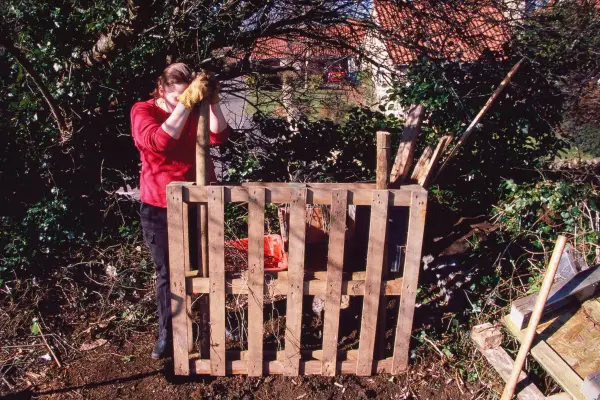 Fixing the pallet in place