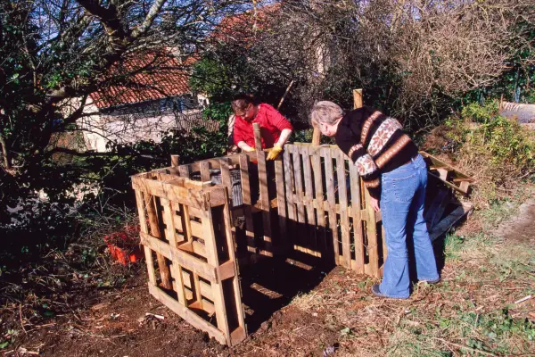 Fixing the pallets together with wire