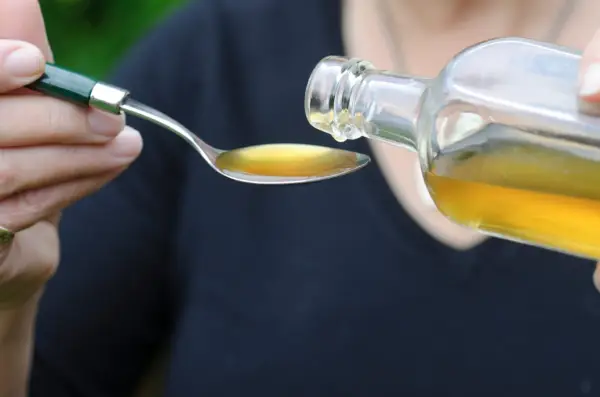 Hvordan man laver en naturlig hostesirup