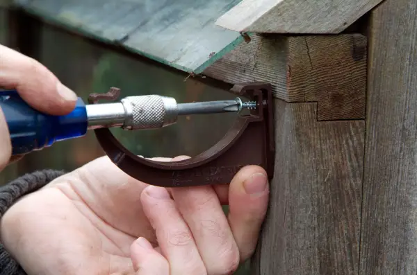 온실에 홈통을 맞추는 방법