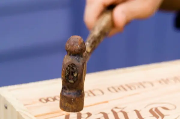 Removing nails from the wine box