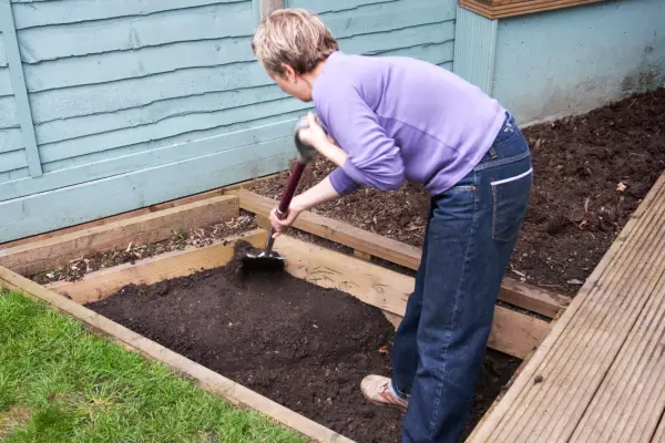 How to build a garden pond - creating a marginal shelf