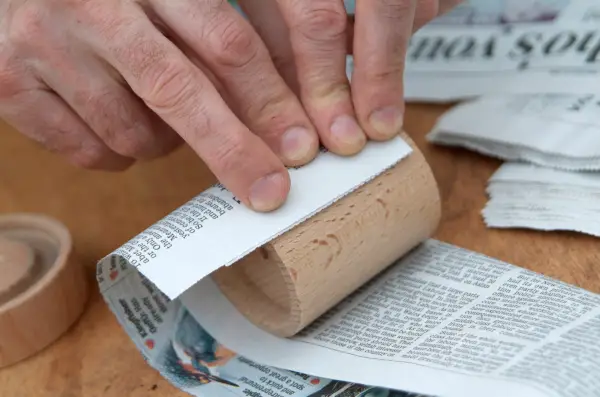 Using the mould to make a paper pot