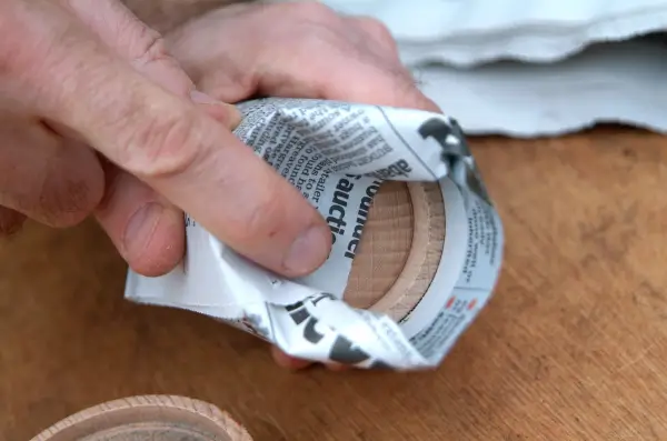 Folding the paper at the base of the mould