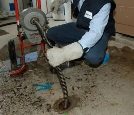 床の排水路を掃除する