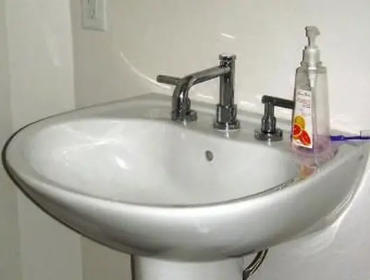 Sostituzione di un rubinetto del lavandino del bagno