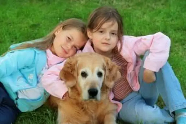 Irmãs com seu Golden Retriever; Copyright Petr Jilek em Dreamstime.com