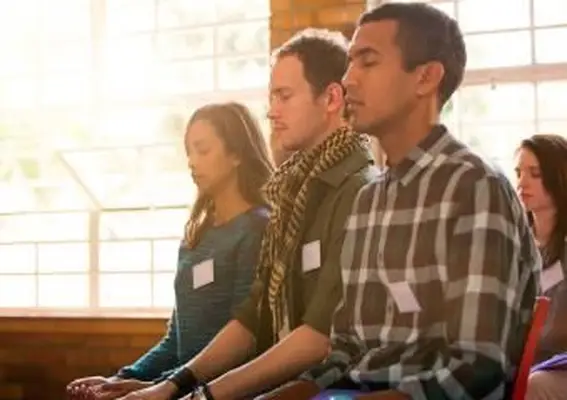 אנשים שעושים תרגילי נשימה קבוצתית