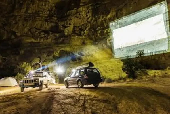 Terénne vozidlá pomocou projektora na skalu