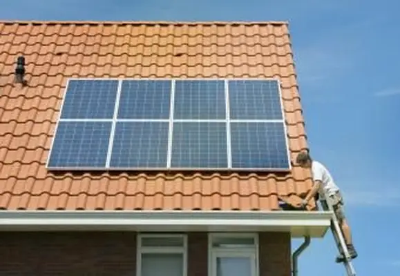 Installation von Sonnenkollektoren auf einem neuen Zuhause