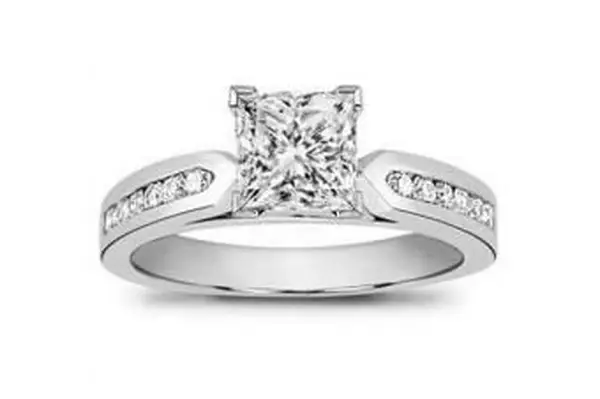 https://cf.ltkcdn.net/engagementrings/images/slide/163996-600x399-channesetsidestones.webp