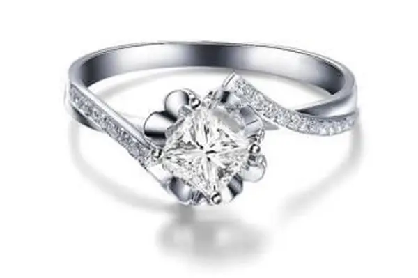 https://cf.ltkcdn.net/engagementrings/images/slide/161538-600x399-sweepingset.webp