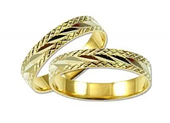 https://cf.ltkcdn.net/engagementrings/images/slide/161027-850x616r1-textured-bands-amazon.webp
