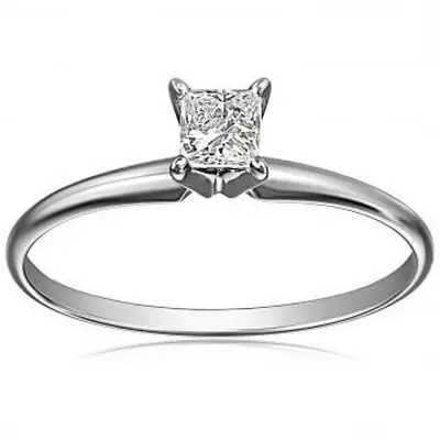 https://cf.ltkcdn.net/engagementrings/images/slide/206730-850x850-small-diamond-solitaire.webp
