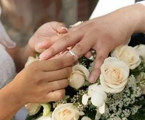 Nasadenie snubného prsteňa na prst