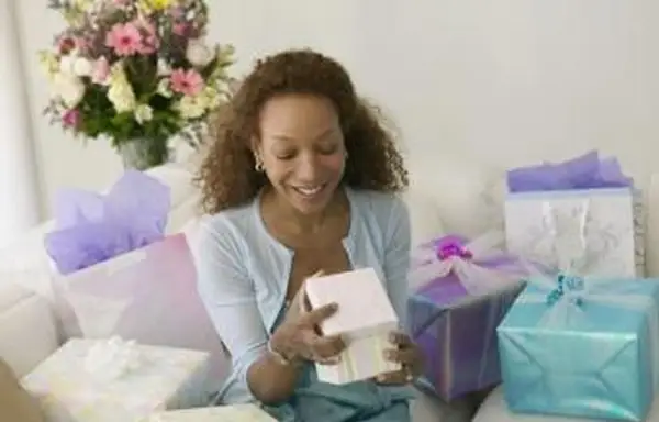 婚約パーティーにプレゼントを持ってきますか？