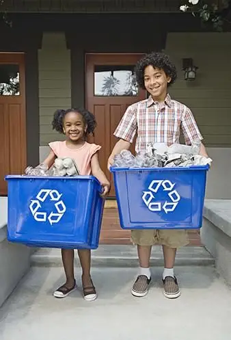 Kinder mit Recyclingbehältern