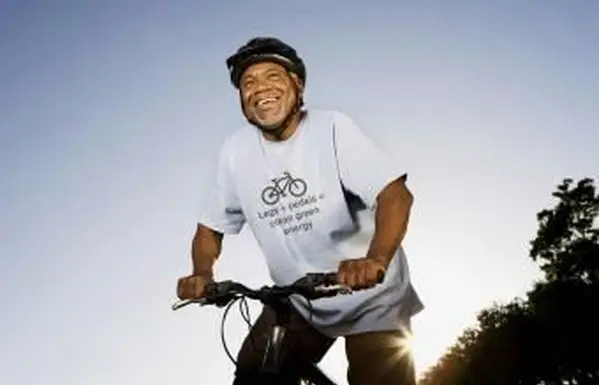 Usmievavý starší muž s horským bicyklom