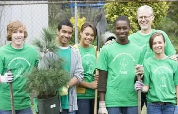 Dobrovoľníci sadia strom