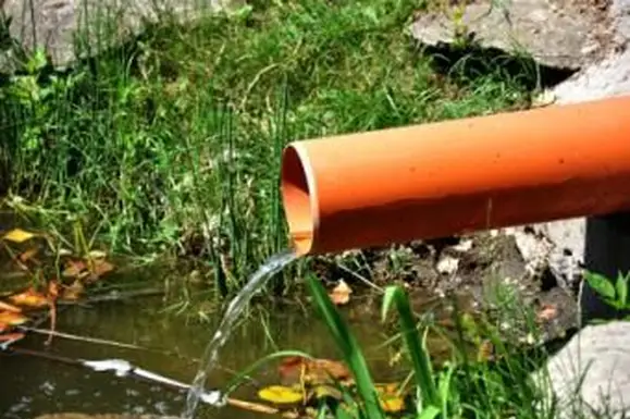 Kanalizacja wpada do strumienia