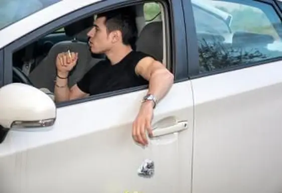 Wyrzucanie śmieci z okna samochodu