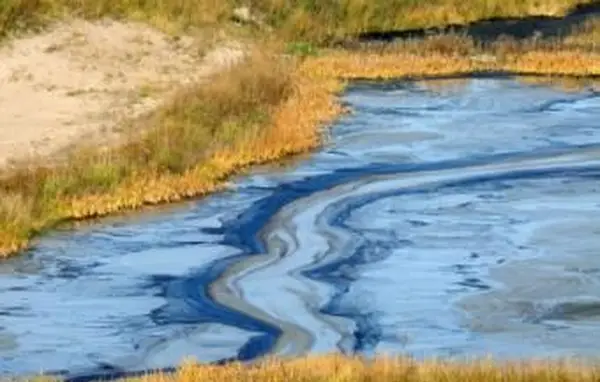 Wyciek oleju na wodę