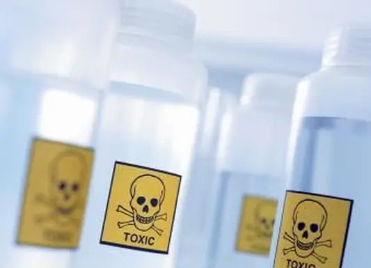 Bouteilles étiquetées toxiques