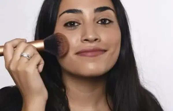 Mujer aplicando bronceador