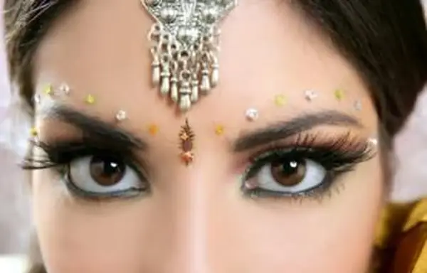Consejos de maquillaje de ojos indios