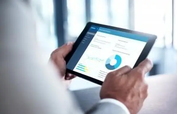 Uomo che utilizza una tavoletta digitale con grafici sullo schermo