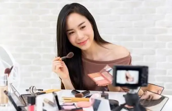 Vlogger di bellezza professionale per donna che registra video tutorial sul trucco