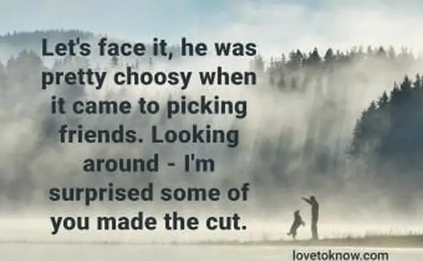 Mężczyzna bawiący się ze swoim psem