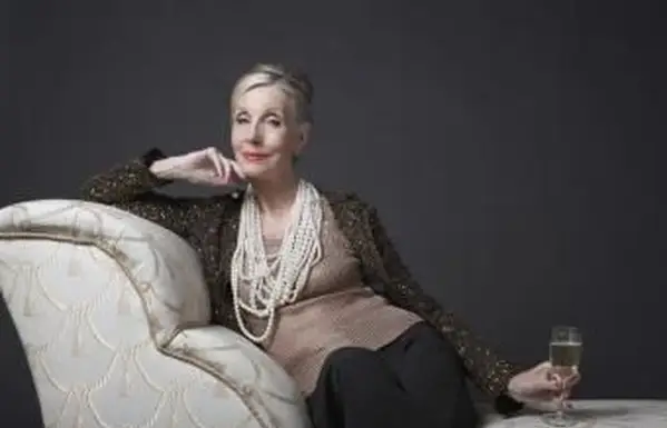 Donna che indossa abito formale pantaloni perline celebrazione della cena della vita life