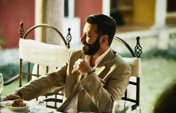 Uomo in sport casual rivestimento cena informale all'aperto