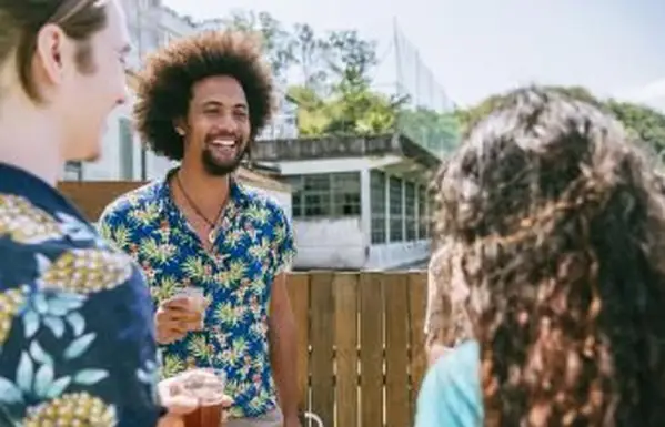 Uomo che indossa una camicia hawaiana celebrazione della festa all'aperto della vita