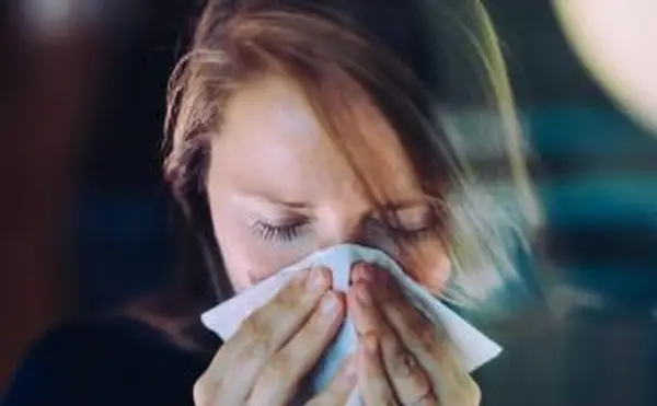 femme éternuement