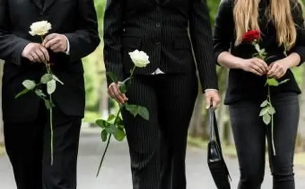Etiquette d'assistance aux funérailles : qui devrait y assister ?
