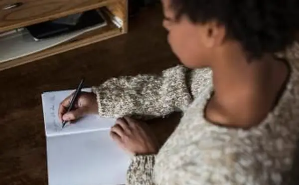 femme écrivant l'éloge funèbre de son frère