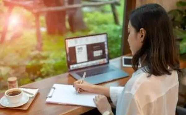 Femme écrivant l'éloge funèbre pour son frère