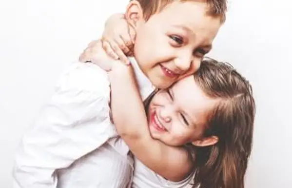 Ragazza che abbraccia il fratello maggiore
