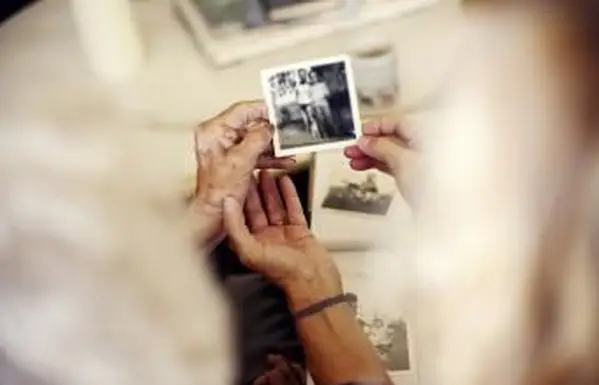 Donne che guardano le fotografie di famiglia
