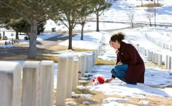 墓地で若い女性を悼む