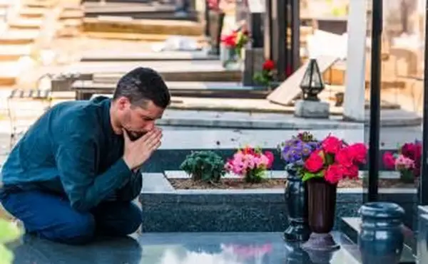 悲しみの時代に平和をもたらすための墓地の祈り