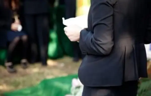 Ein Gedicht am Grab lesen