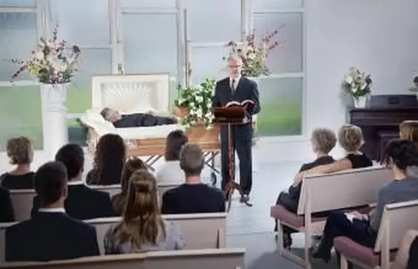 Service funéraire dans une église