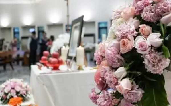 Fleurs roses dans l'église