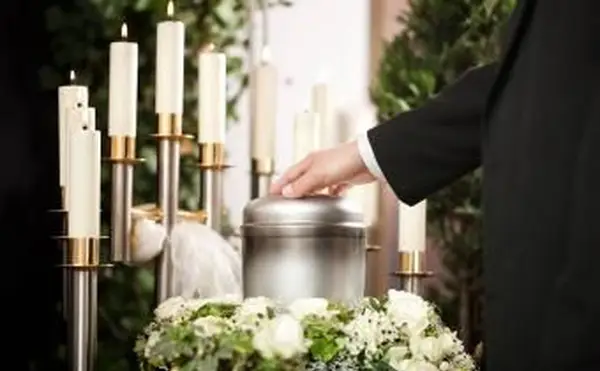 persona en funeral con urna