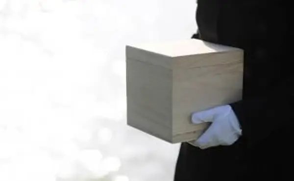 Cómo planificar un servicio junto a la tumba para el entierro de las cenizas