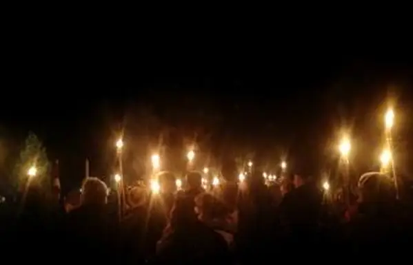 Versammlung von Menschen mit Fackeln